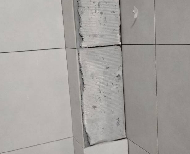 宁安瓷砖空鼓维修公司分享下瓷砖施工前基层浇水润湿程度不足，可能导致以下问题
