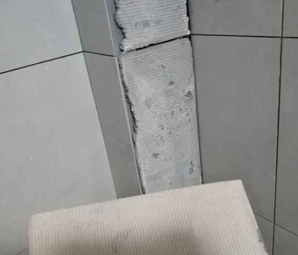宁安瓷砖空鼓维修公司分享下厨房瓷砖脱落的补救措施。